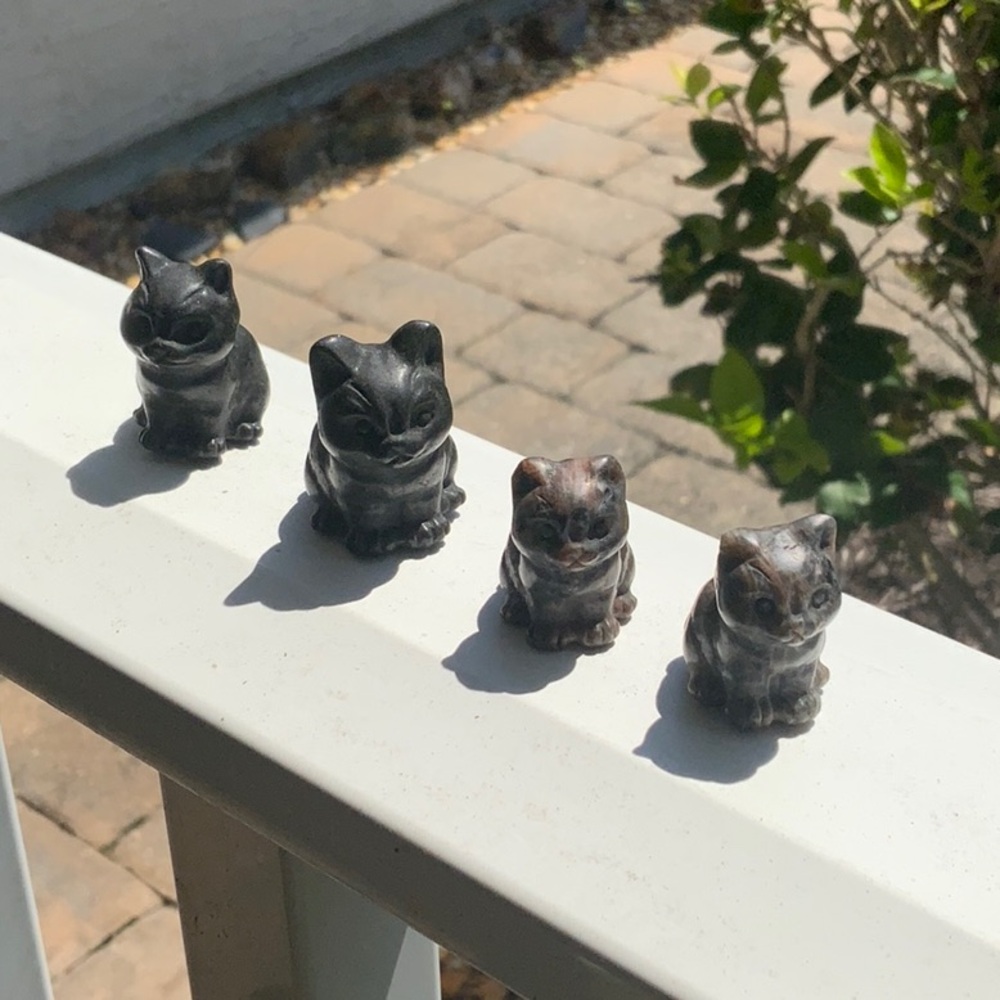 OBSIDIAN OR AGATE HAND CARVED CAT, 1 PC